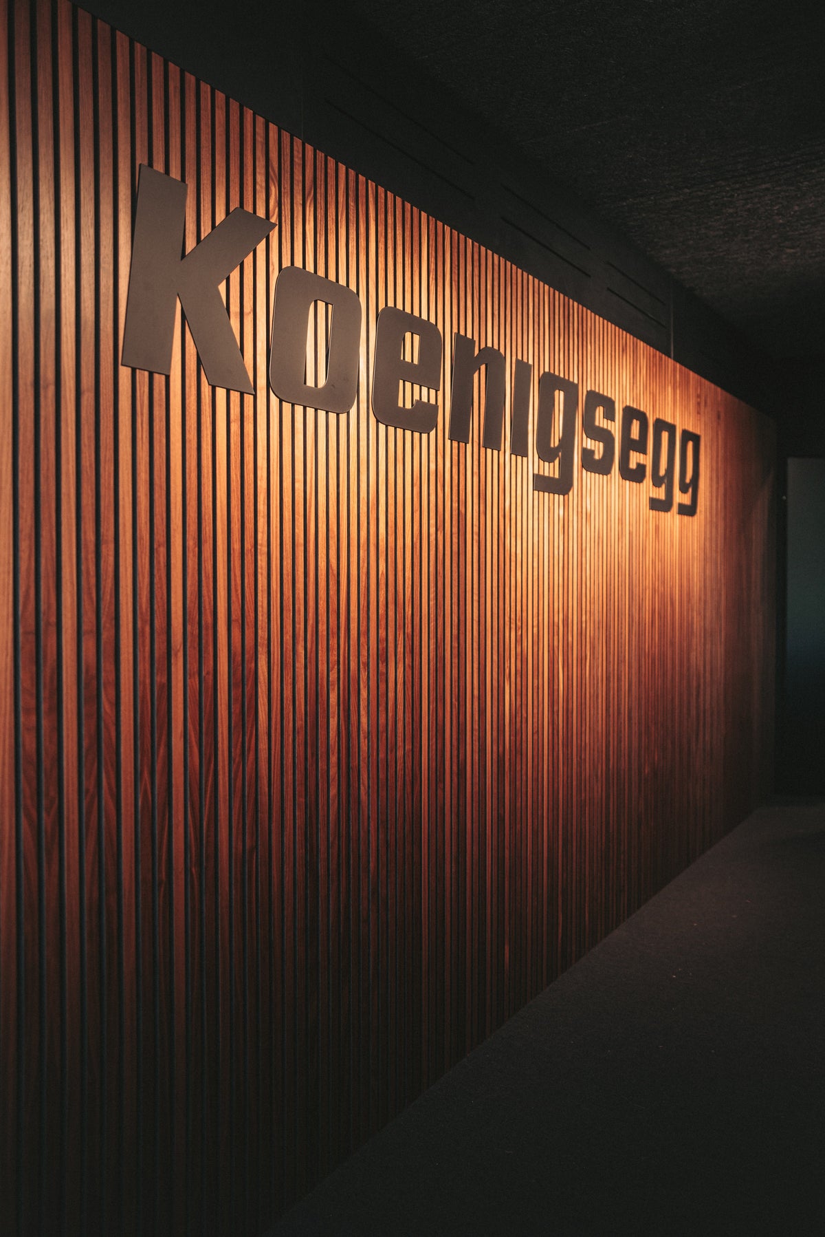 Espace d'exposition Koenigsegg : mur habillé de panneaux acoustiques Cambois, vue 1
