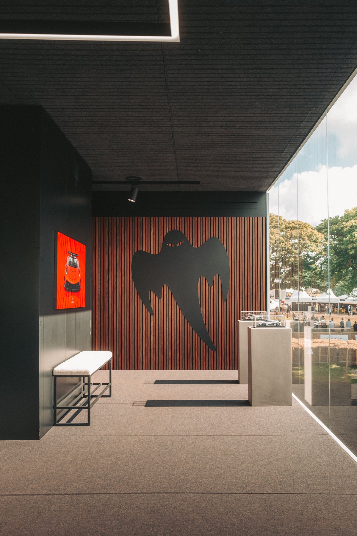 Espace d'exposition Koenigsegg : mur habillé de panneaux acoustiques Cambois, vue 6