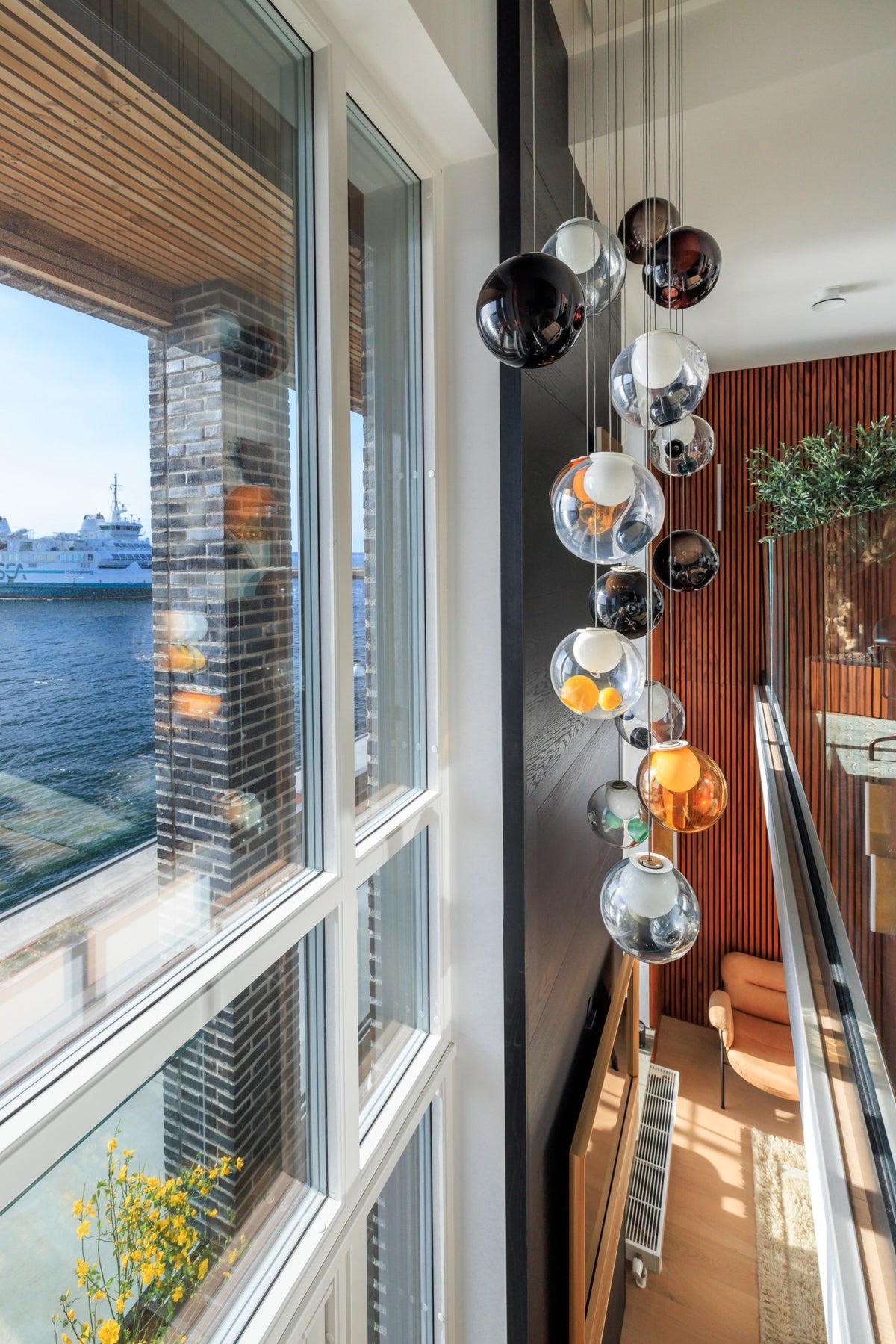 Maison de ville à Helsingborg : mur habillé de panneaux acoustiques en bois Cambois, vue 4